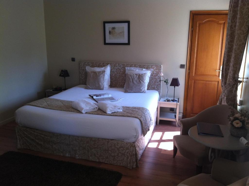 Saint Graal Bed & Breakfast Chamant Phòng bức ảnh